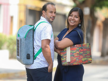 Peruanos crean mochila con panel solar hecha 100% de botellas
