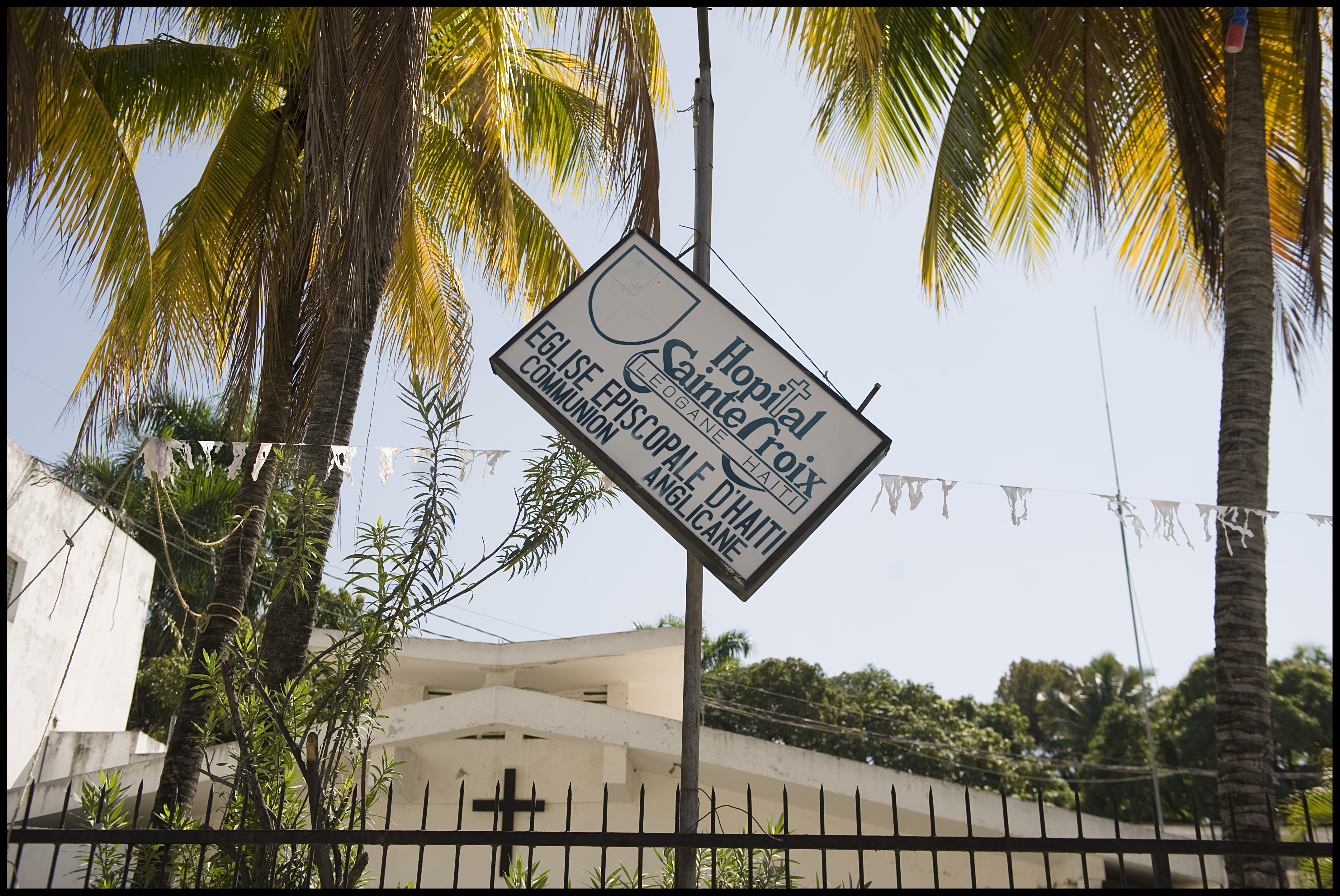 DANGLING SIGN