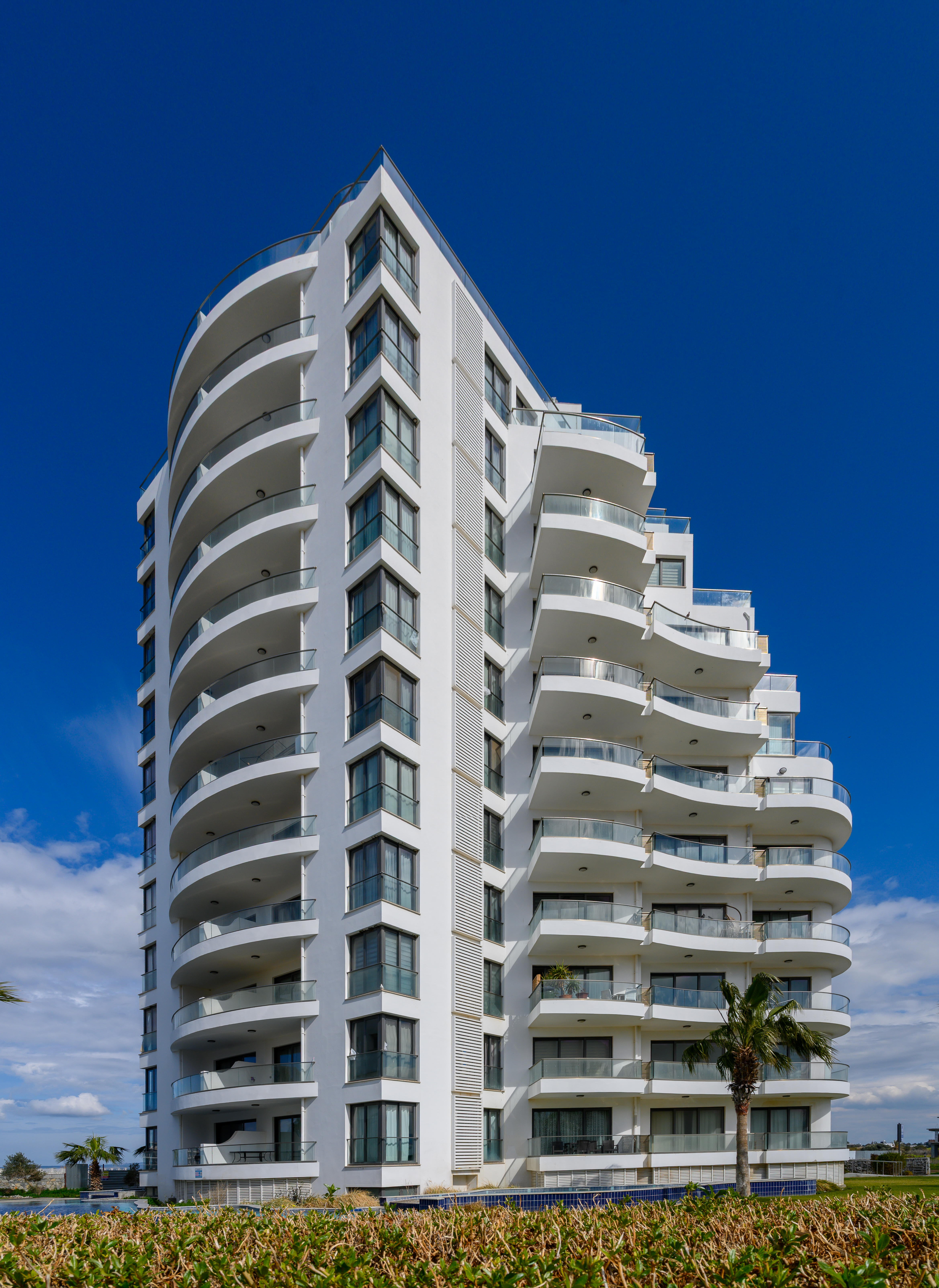 une-merveille-architecturale-moderne-s-eleve-sur-un-ciel-bleu-eclatant-dans-un-paradis-cot