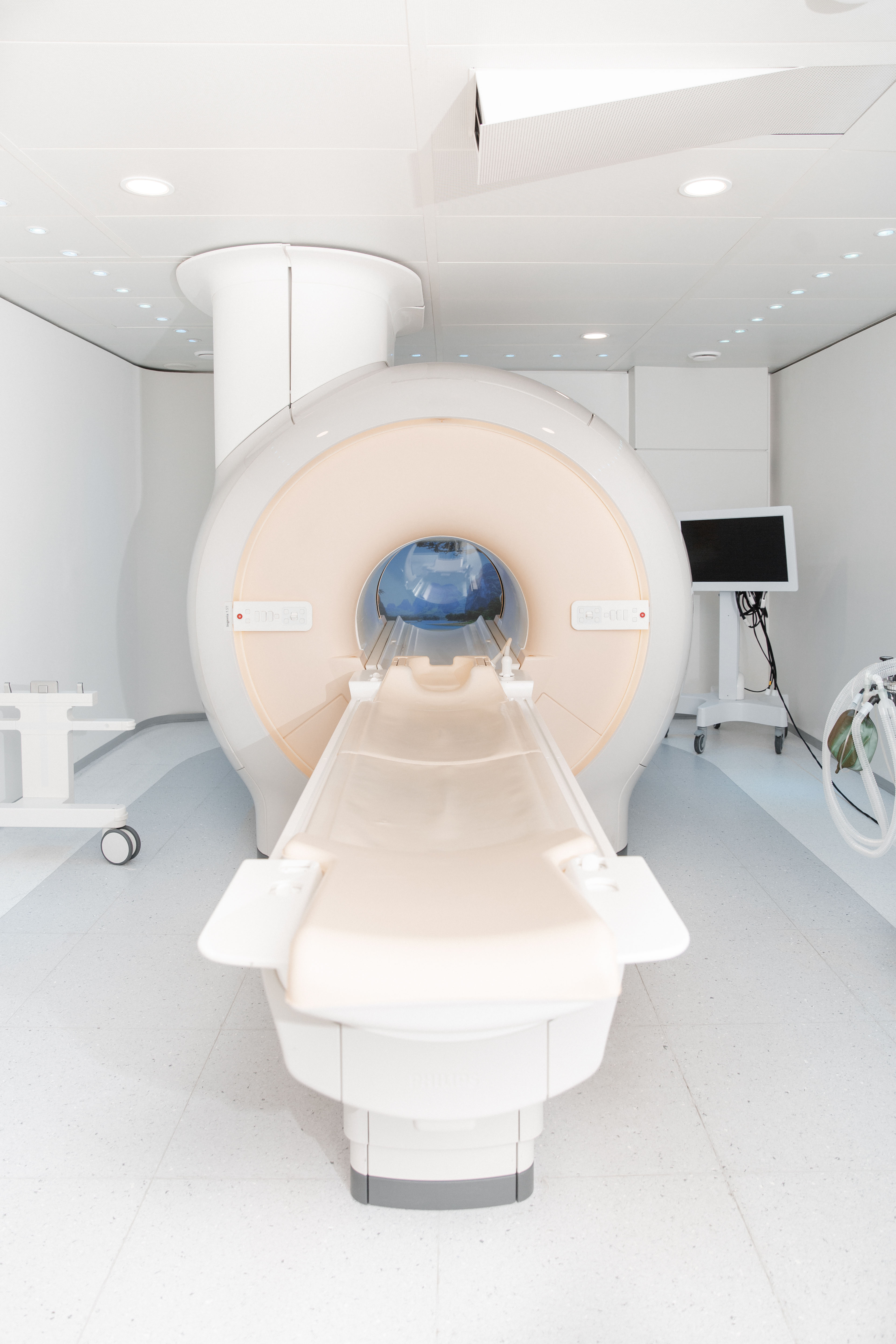 ct-ou-mri-medical-dans-le-laboratoire-moderne-de-l-hopital-a-l-interieur-du-departement-de