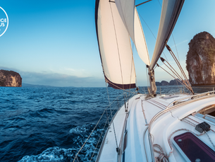 Qu’est-ce que le Plan d’Epargne Retraite (PER) ? Le PER est un dispositif d’épargne à long terme spécifiquement conçu pour préparer sa retraite. Il permet, quel que soit son statut salarié ou indépendant, de se constituer une épargne en vue de disposer de revenus complémentaires et/ou d’un capital lors de la cessation d’activité. Ce plan offre la possibilité de bénéficier d’avantages fiscaux attractifs, notamment une déduction des sommes versées sur le revenu imposable. Ceci contribue à réduire l’impôt sur le revenu jusqu’à 45% des sommes versées. Pourquoi agir sur votre Plan d’Epargne Retraite avant la fin de l’année ? L’une des raisons cruciales de considérer une action rapide est liée à l’enveloppe fiscale annuelle. En effet, souscrire un nouveau PER ou verser sur un PER existant avant la fin de l’année permet de profiter des avantages fiscaux de l’année en cours. Cette opportunité est cruciale, car cela vous donne la chance d’optimiser votre fiscalité et de maximiser les économi