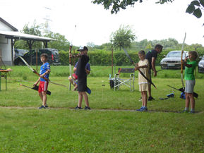 Bogenschießen beim Sporttag des Walahfrid-Strabo-Gymnasium 