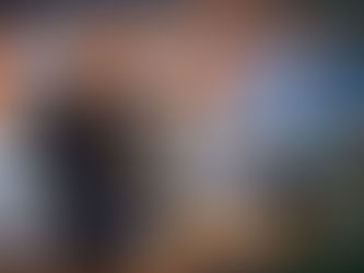 Ilustração de Léo Begin, founder da Syn8, como maestro em um escritório moderno, coordenando robôs e sistemas, representando a orquestração de IA, automação de processos e uso estratégico da inteligência artificial nas empresas.