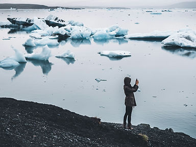 Mulher fotografando a Lagoa Glacial Jokulsarlon - Islândia - john-salvino-8pxzVK7oFXw-unsp