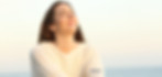 Jeune femme sereine, yeux fermés, respirant l'air pur avec un accompagnement Particulier employeur chez Ikuto
