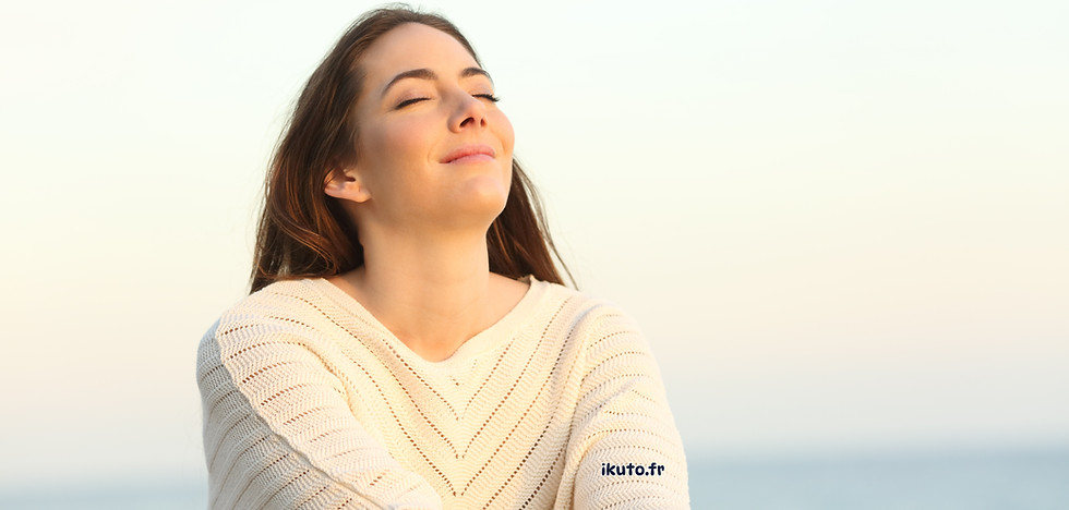 Jeune femme sereine, yeux fermés, respirant l'air pur avec un accompagnement Particulier employeur chez Ikuto