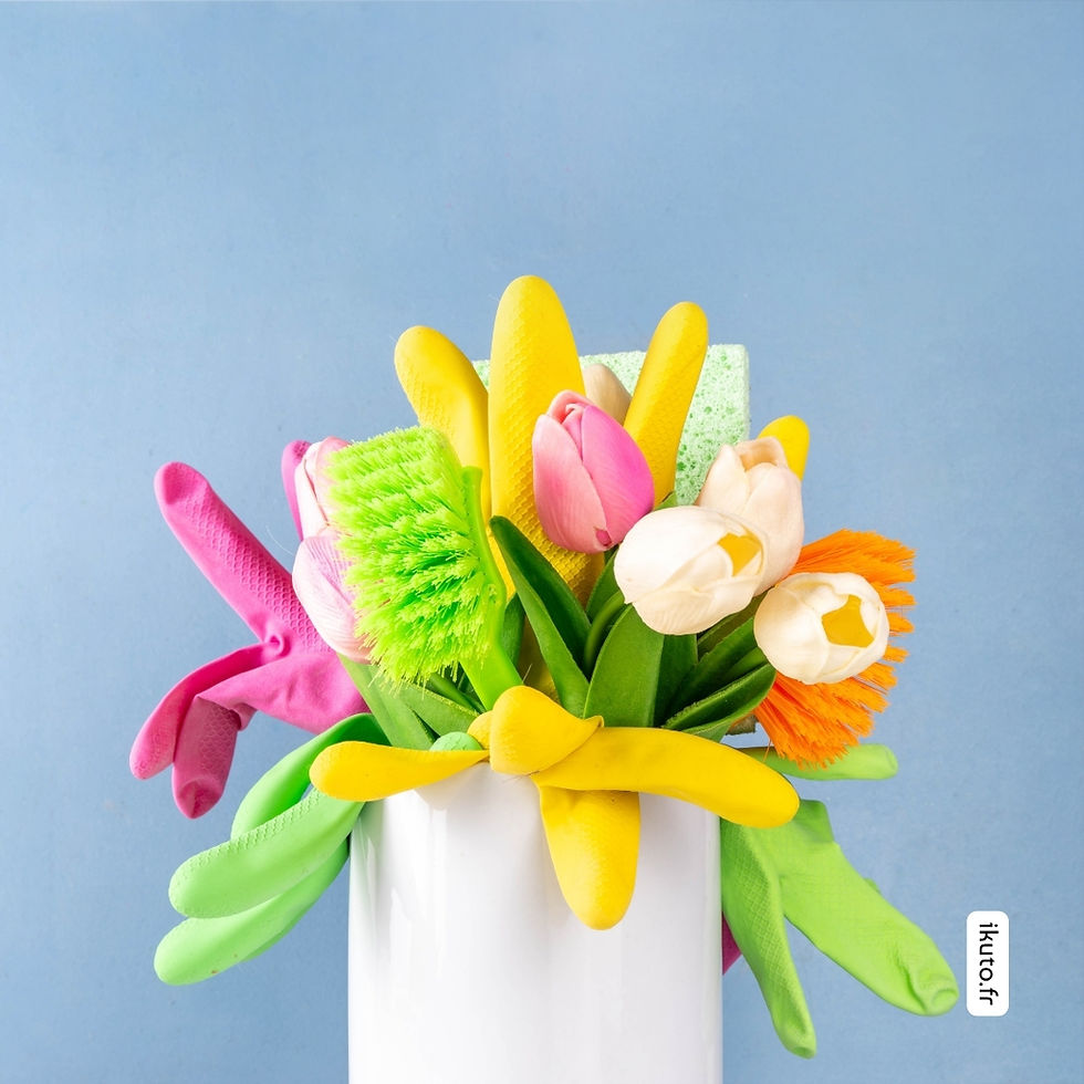 Bouquet de gants et brosses de nettoyage colorés