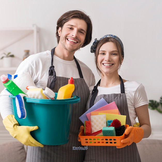 Deux nettoyeurs souriants chez Ikuto avec seau et panier de produits d'entretien prêt à faire le ménage à domicile