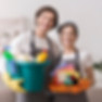 Deux nettoyeurs souriants chez Ikuto avec seau et panier de produits d'entretien prêt à faire le ménage à domicile