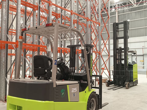 Arriendo Grúa Horquilla eléctrica para carga y descarga