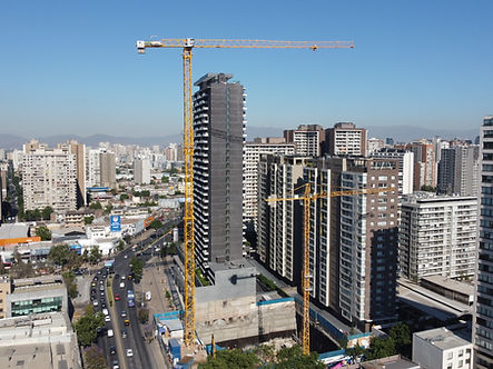 Grúa torre ETAC de 90 metros instalada sin riostras en obra Seminario