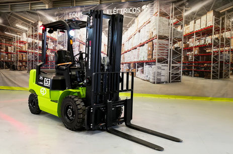 GRÚAS HORQUILLAS ELÉCTRICAS MEJORANDO LA EFICIENCIA