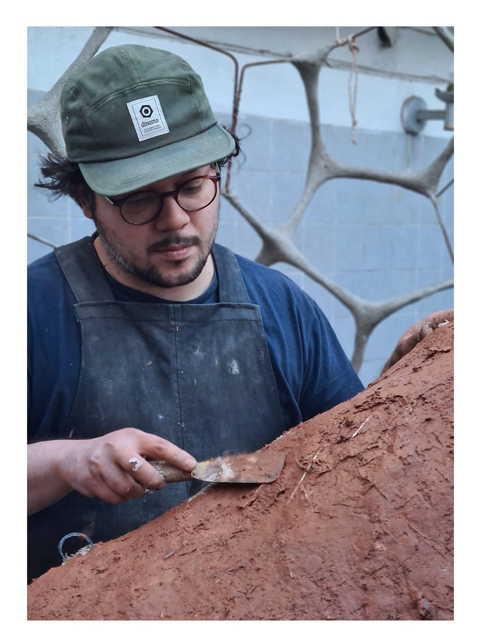 procesos de co-creación situados y dispositivos que exploran nuevas formas de relación entre territorio, tecnología y materialidad.