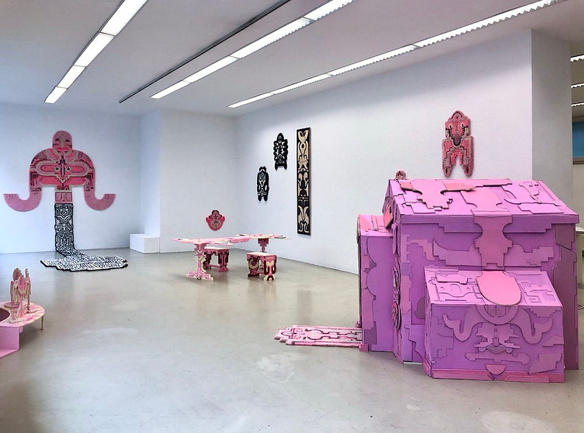 Raumansicht Installation mit Haus, Tisch und Wandobjekten