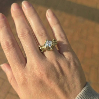 戒指戴在手上的日光實戴照