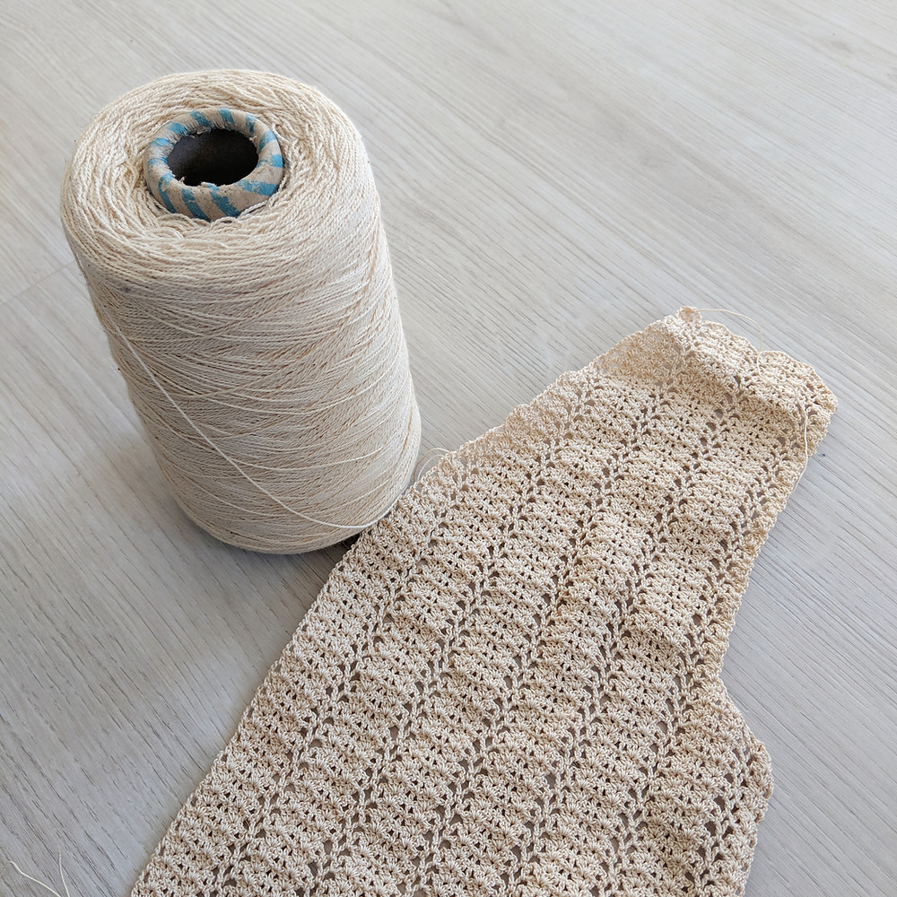 cône de coton couleur naturel et début de haut au crochet