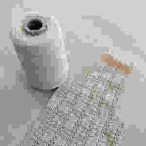 cône de coton couleur naturel et début de haut au crochet
