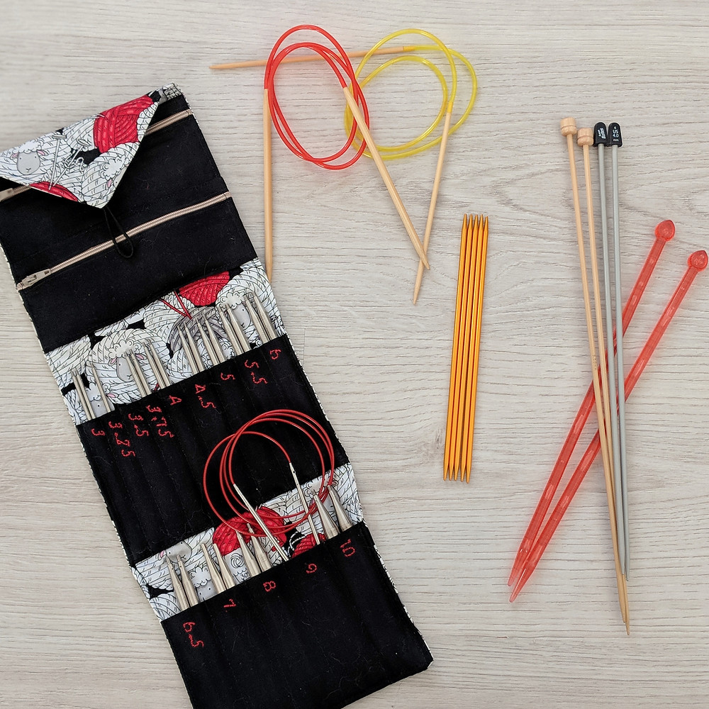 Set of permanent or interchangeable circular needles, straight or double point taken together