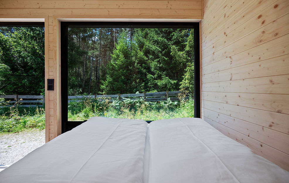 Aussicht vom Bett in Cabin in Wald, View from the bed in a cabin in the forest