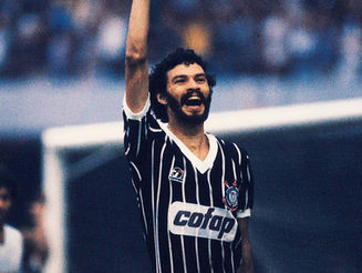 Braço erguido, punho cerrado: gol de Sócrates