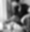 Une photographe pendant une séance photo de bébé