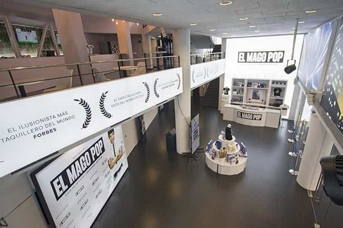 Zona de exhibición en un festival de cine – Área decorada con carteles de películas y espacio para networking en un evento cinematográfico.