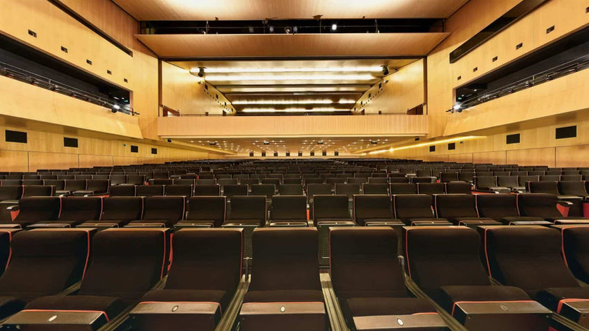 Vista frontal del auditorio principal del Palau de Congressos de Catalunya, un espacio con excelente acústica para presentaciones de alto nivel y conferencias globales. Alquiler de auditorios en Barcelona, Palau de Congressos para conferencias, eventos empresariales internacionales.