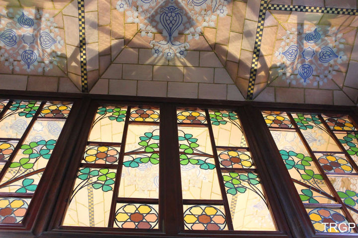 Vidriera modernista en el interior de la Casa de les Punxes: Detalles coloridos y geométricos de una ventana típica del modernismo catalán.
