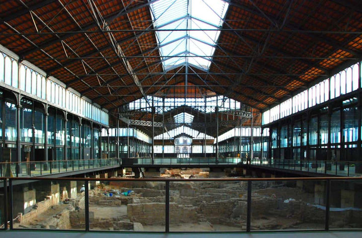 Interior del Born CCM con pasarelas elevadas, ofreciendo una experiencia inmersiva perfecta para eventos de networking, workshops y conferencias corporativas. Networking en Barcelona, espacios para conferencias empresariales, venues históricos para workshops.