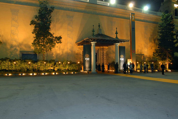 Entrada iluminada a Fira Barcelona con un diseño elegante y moderno para recepciones de grandes eventos y convenciones empresariales. Recepción para eventos en Fira Barcelona, entradas para congresos y ferias, alquiler de espacios corporativos