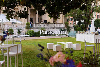Zona lounge evento – Espacio al aire libre con mobiliario moderno para networking.
