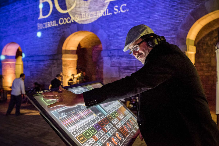 Interacción con pantalla táctil en exposición histórica: Hombre explorando contenido digital sobre la historia del castillo.
