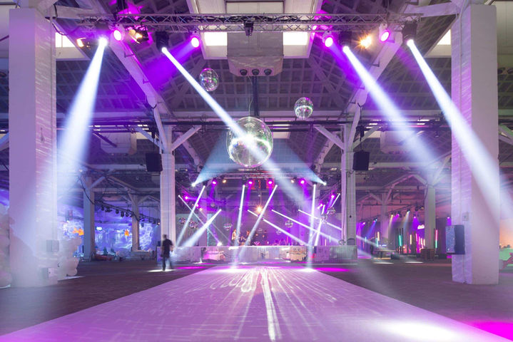 Gran pabellón de eventos en Fira Barcelona con iluminación espectacular y montaje audiovisual para galas y presentaciones de alto impacto. Fira Barcelona, alquiler de espacios para eventos, producción audiovisual en Barcelona, iluminación y montaje técnico.