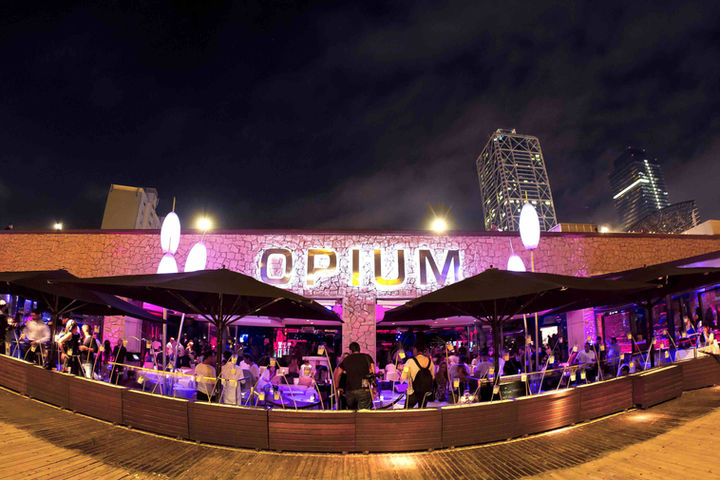 Vista panorámica nocturna de la terraza de Opium Barcelona, con iluminación moderna y ambiente exclusivo. Terraza de Opium Barcelona, club nocturno junto al mar, eventos y fiestas en Barcelona.