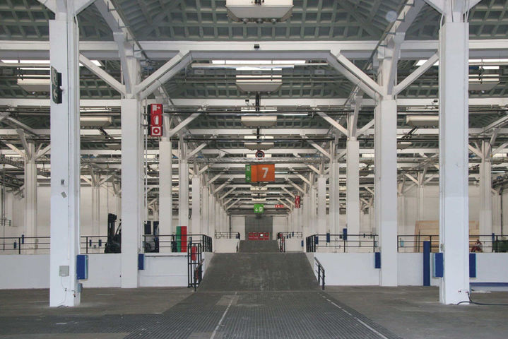 Espacio diáfano en Fira Barcelona con estructura industrial, ideal para ferias, congresos y exposiciones de gran formato en la ciudad. Espacios para ferias en Fira Barcelona, venues industriales para eventos, alquiler de pabellones en Barcelona.