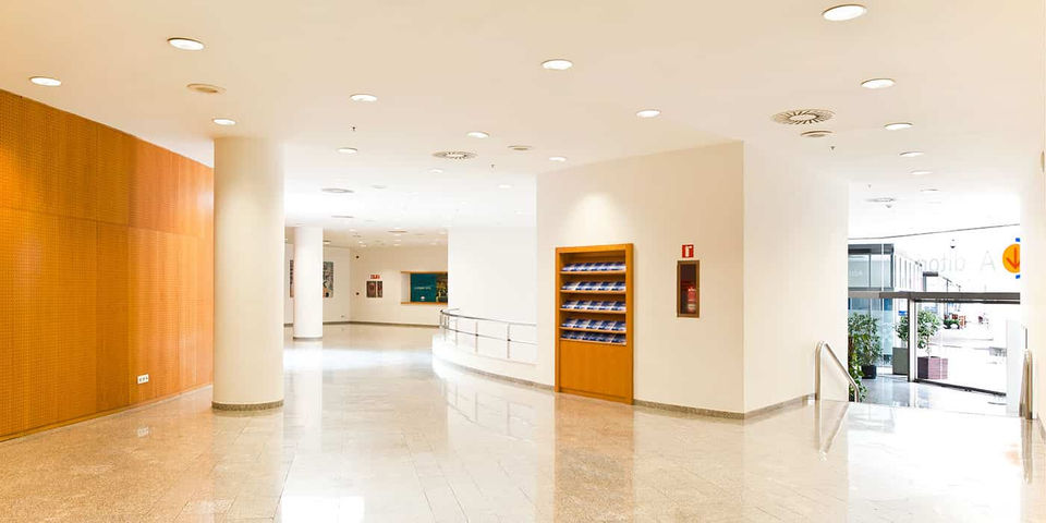 Amplia zona de recepción en el World Trade Center Barcelona, con diseño moderno y funcional, ideal para la llegada de invitados a eventos corporativos y networking. Recepciones para eventos en WTC Barcelona, espacios corporativos, eventos empresariales en Barcelona.