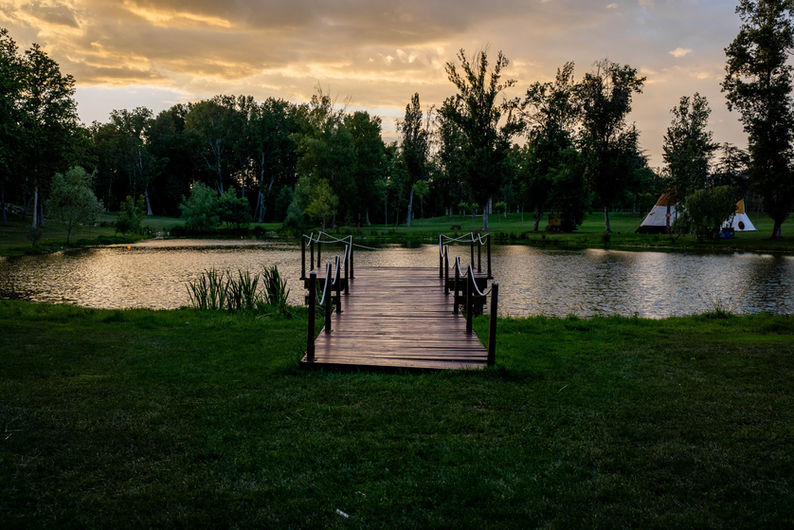Puente de madera sobre lago en venue para actividades de Team Building empresarial al aire libre, promoviendo la conexión con la naturaleza.
