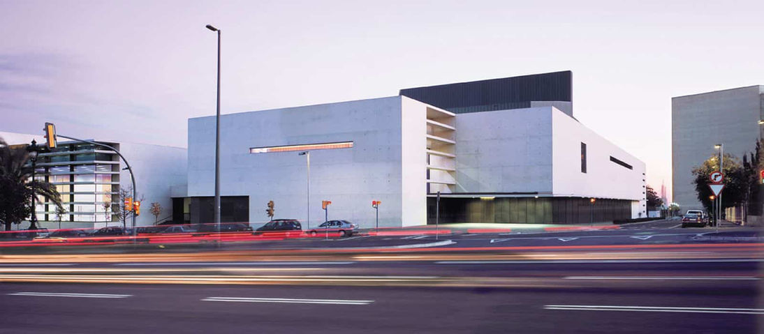 Detalle arquitectónico del Palau de Congressos de Catalunya, un espacio icónico en la ciudad para reuniones de alto impacto y convenciones empresariales. Arquitectura para eventos en Barcelona, Palau de Congressos eventos premium, espacios exclusivos para empresas.