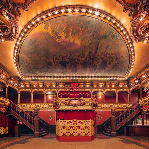 Vista del escenario en La Paloma desde la platea – Espacio imponente con techo decorado y una atmósfera sofisticada para conferencias o espectáculos en eventos corporativos.
