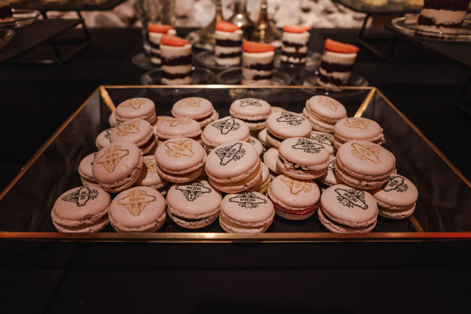 Macarons personalizados con el logo del evento, mostrando detalles exclusivos de la experiencia.