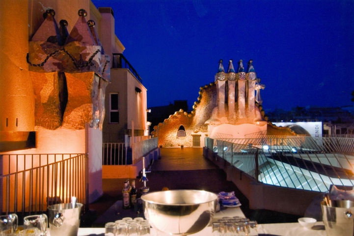 Terraza de la Casa Batlló al atardecer, con vistas espectaculares de Barcelona y su emblemática arquitectura. Alquiler de terrazas para eventos en Barcelona, Casa Batlló rooftop, venues al aire libre para celebraciones.