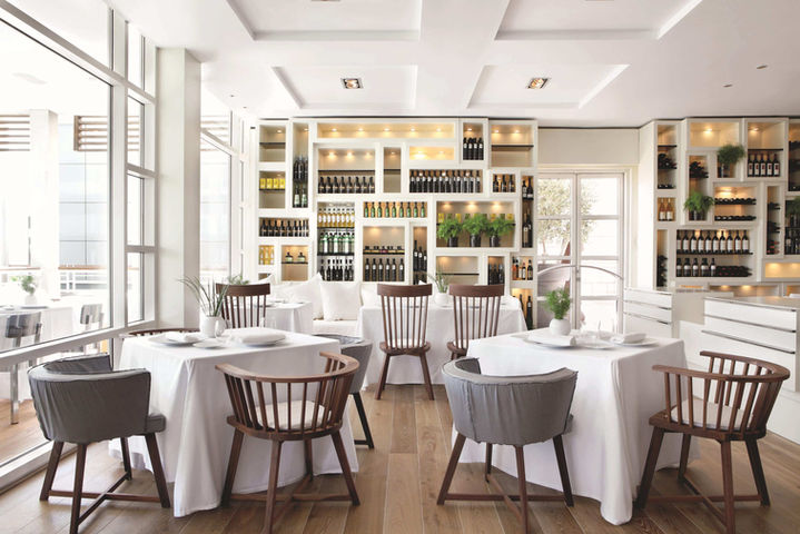 Comedor sofisticado en el Hotel Arts Barcelona, con mobiliario elegante y ambiente refinado. Restaurantes de lujo en Barcelona, experiencias gastronómicas exclusivas, Hotel Arts fine dining.