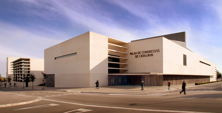 Fachada principal del Palau de Congressos de Catalunya en Barcelona, un espacio moderno y versátil ideal para congresos, conferencias y eventos corporativos de gran escala. Palau de Congressos de Catalunya, eventos empresariales en Barcelona, alquiler de espacios para congresos.