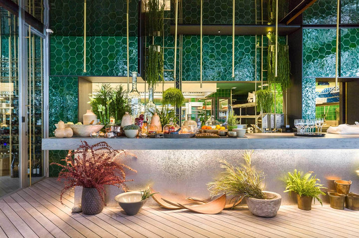 Terraza con plantas ornamentales, diseño moderno y detalles decorativos – restaurante con ambiente natural y elegante.