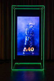 Pantalla digital con holograma en evento tecnológico inmersivo para empresas, mostrando innovación visual.
