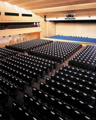 Gran auditorio con butacas en el Palau de Congressos de Catalunya, diseñado para convenciones empresariales, ponencias magistrales y congresos internacionales. Auditorio en Barcelona, congresos en Palau de Congressos, eventos empresariales de gran escala.
