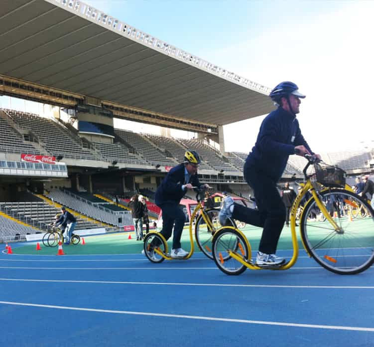 Actividad de team building en el Estadi Olímpic con empleados participando en un evento deportivo sobre ruedas. Team building en Barcelona, actividades deportivas para empresas, incentivos corporativos en estadios.