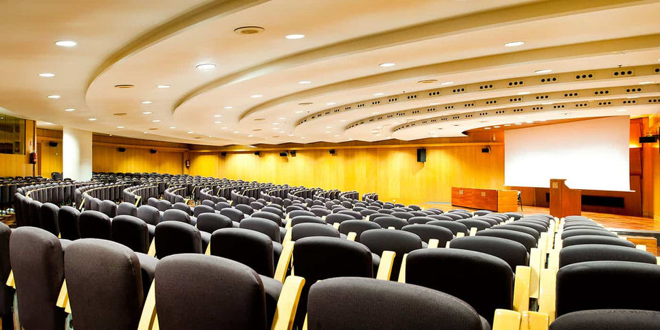 Auditorio con iluminación moderna en el World Trade Center Barcelona, diseñado para convenciones, congresos y presentaciones de gran impacto. Auditorio para eventos en WTC Barcelona, congresos y presentaciones empresariales, venues premium.