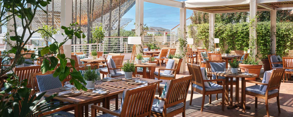 Terraza con mobiliario elegante en el Hotel Arts Barcelona, con vistas espectaculares y un ambiente sofisticado. Terrazas de lujo en Barcelona, espacios exclusivos para eventos, rooftop en el Hotel Arts.