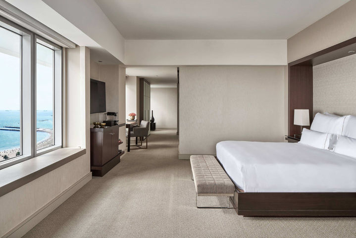 Suite espaciosa en el Hotel Arts Barcelona, con sala de estar y un diseño sofisticado ideal para estancias premium. Suites exclusivas en Barcelona, experiencias de lujo en el Hotel Arts, alojamiento de alto nivel.